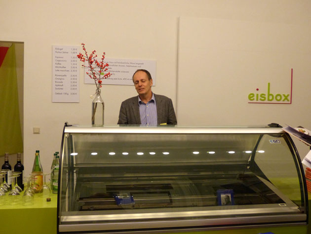 Andreas Rostek verkauft Gombrowicz in der Eisbox