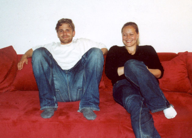 Alex und Magda auf rotem Sofa
