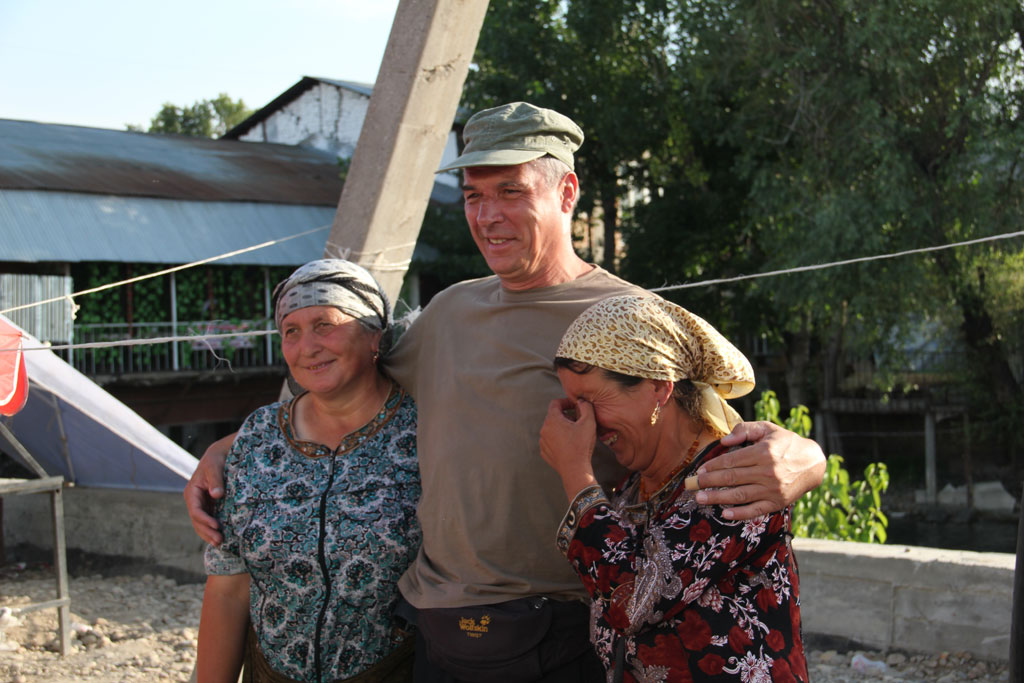Andrzej Stasiuk mit Marktfrauen in Osch 2013