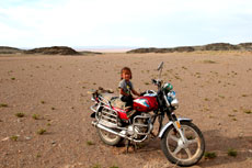 Kind auf Motorrad in der Wüste