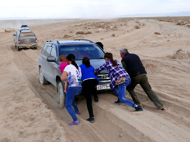 Autofahrt im Sand der Wüste Gobi Foto Olaf Kühl 2016