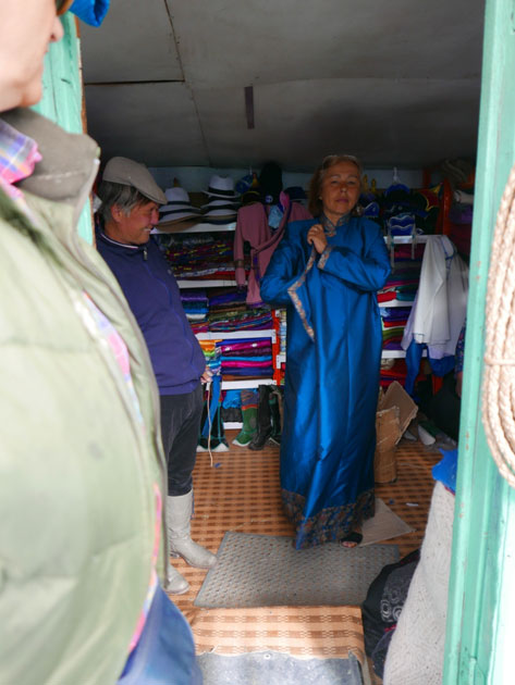 Elżbieta kauft einen Dell - Hovd, Mongolei 2016 - Foto Similitudo