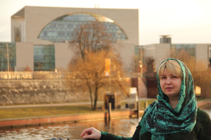 Polina Scherebzowa am 12. März 2015 vor dem Bundeskanzleramt Foto Similitudo
