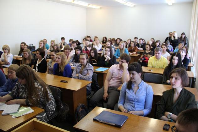 Olaf Kühl Gespräch mit Studenten in Sewerodwinsk
